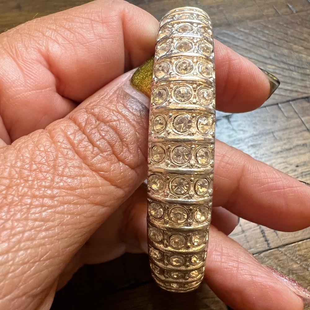 ❤️🌈💋Elegant Silver-Toned Bangle Bracelet - Picture 3 of 5